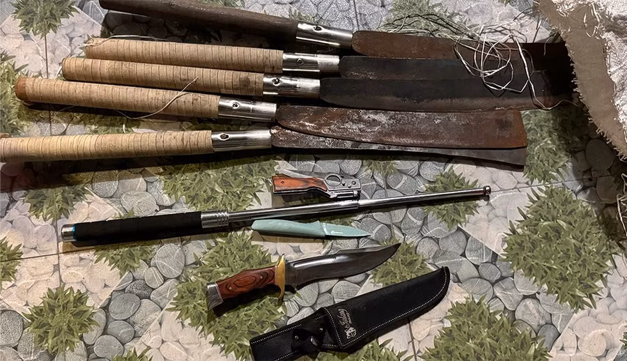 Công an khám xét chỗ ở của Sang, thu giữ nhiều hung khí nguy hiểm.