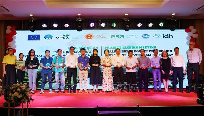 Tặng kỷ niệm chương cho các doanh nghiệp, hợp tác xã tiêu biểu tham gia dự án. Tặng kỷ niệm chương cho các doanh nghiệp, hợp tác xã tiêu biểu tham gia dự án.