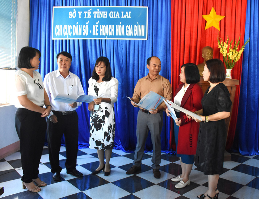 Ông Vương Nhật (thứ 2 từ trái sang)-Chi cục trưởng Chi cục Dân số-Kế hoạch hóa gia đình tỉnh trao đổi với cán bộ dân số về công tác tư vấn và khám sức khỏe tiền hôn nhân. Ảnh: Đ.Y Ông Vương Nhật (thứ 2 từ trái sang)-Chi cục trưởng Chi cục Dân số-Kế hoạch hóa gia đình tỉnh trao đổi với cán bộ dân số về công tác tư vấn và khám sức khỏe tiền hôn nhân. Ảnh: Đ.Y