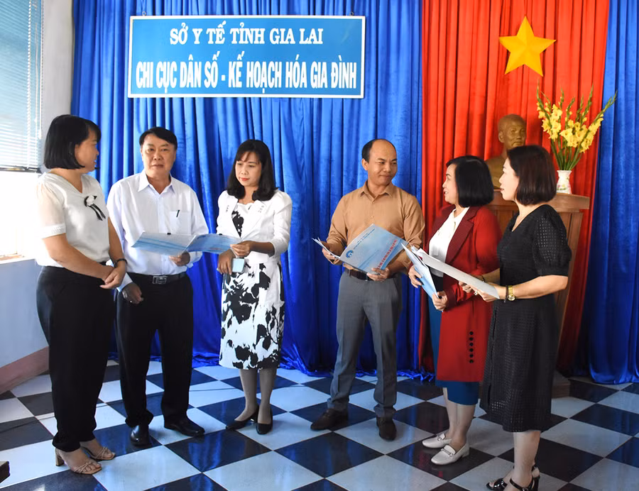 Ông Vương Nhật (thứ 2 từ trái sang)-Chi cục trưởng Chi cục Dân số-Kế hoạch hóa gia đình tỉnh trao đổi với cán bộ dân số về công tác tư vấn và khám sức khỏe tiền hôn nhân. Ảnh: Đ.Y