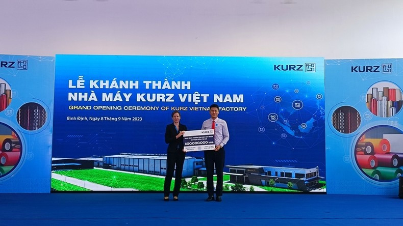 TS Freiin von Salis Soglio Cosima Jasmin trao tặng học bổng cho Trường đại học Quy Nhơn.