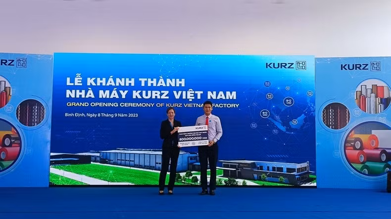 TS Freiin von Salis Soglio Cosima Jasmin trao tặng học bổng cho Trường đại học Quy Nhơn.