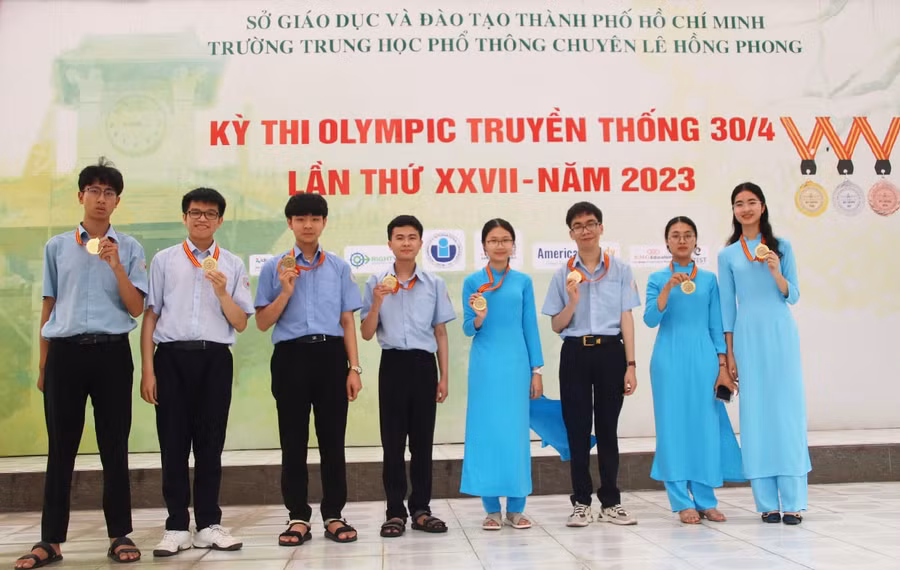8 học sinh đạt huy chương vàng. Ảnh: Quang Trương