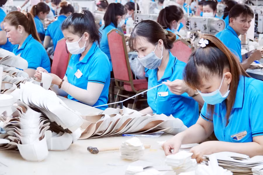 Theo quy định, người sử dụng lao động trả lương trực tiếp, đầy đủ, đúng hạn cho người lao động. Ảnh: NHẬT THỊNH