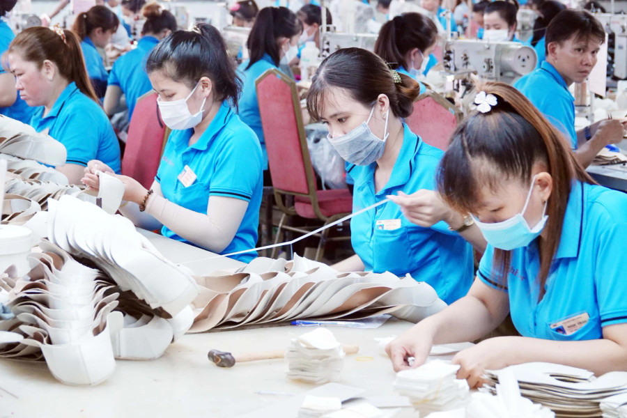 Theo quy định, người sử dụng lao động trả lương trực tiếp, đầy đủ, đúng hạn cho người lao động. Ảnh: NHẬT THỊNH