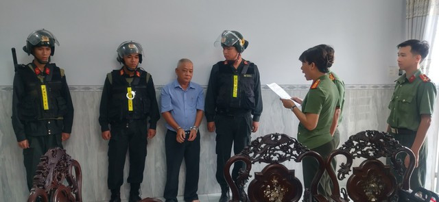 Đọc lệnh bắt bị can Phan Văn Thanh. Ảnh CÔNG AN TỈNH ĐỒNG NAI CUNG CẤP