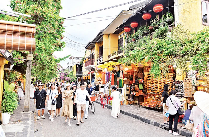 Du khách nước ngoài tham quan phố cổ Hội An (Quảng Nam). (Ảnh NGUYỄN ĐĂNG) Du khách nước ngoài tham quan phố cổ Hội An (Quảng Nam). (Ảnh NGUYỄN ĐĂNG)