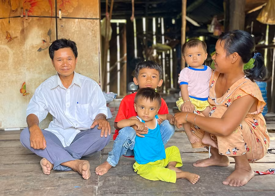 Gia đình ông Kpă Thùy không có đất ở, phải xây nhà tạm trên phần đất của anh trai. Ảnh: M.N