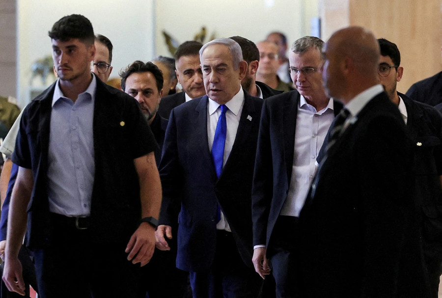 Thủ tướng Israel Benjamin Netanyahu (giữa) đến quốc hội dự họp hôm 20.5. Ảnh Reuters Thủ tướng Israel Benjamin Netanyahu (giữa) đến quốc hội dự họp hôm 20.5. Ảnh Reuters