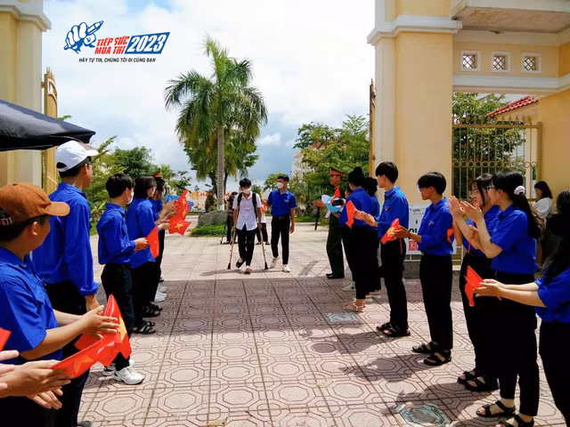 Gần 1.000 tình nguyện viên tham gia hỗ trợ kỳ thi tuyển sinh lớp 10 ở Kon Tum. Ảnh: ĐỨC NHẬT