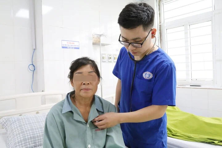 Bác sĩ thăm khám cho người bệnh. (Ảnh: BVCC) Bác sĩ thăm khám cho người bệnh. (Ảnh: BVCC)