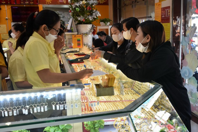 Giá vàng hôm nay biến động ngược chiều giữa vàng SJC và vàng nhẫn so với cuối tuần trước