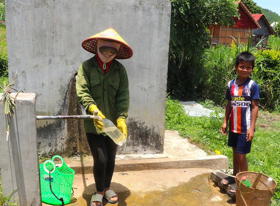Nước được dẫn từ suối Mò Ó về bể tập trung, tạo điều kiện cho người dân làng Pốt lấy nước sinh hoạt thuận tiện. Ảnh: Ngọc Minh Nước được dẫn từ suối Mò Ó về bể tập trung, tạo điều kiện cho người dân làng Pốt lấy nước sinh hoạt thuận tiện. Ảnh: Ngọc Minh