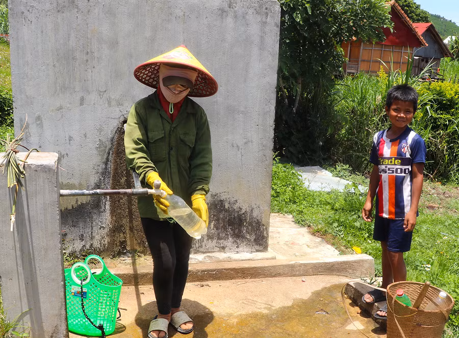 Nước được dẫn từ suối Mò Ó về bể tập trung, tạo điều kiện cho người dân làng Pốt lấy nước sinh hoạt thuận tiện. Ảnh: Ngọc Minh