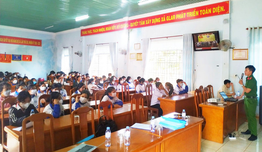 Công an huyện Đak Đoa tuyên truyền pháp luật cho các em học sinh. Ảnh: R.H Công an huyện Đak Đoa tuyên truyền pháp luật cho các em học sinh. Ảnh: R.H