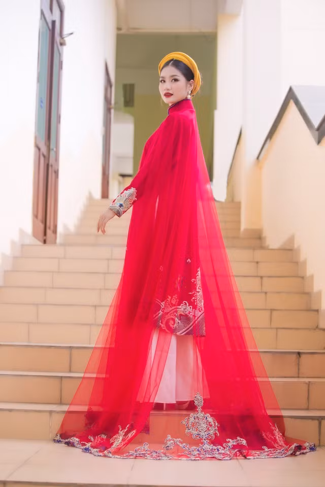 Trước thực trạng nhiều bạn trẻ sáng tạo, phá cách khiến áo dài mất đi nét đẹp vốn có, Nguyễn Thanh Hà bày tỏ thái độ không hài lòng. Cô cho rằng bất cứ sự sáng tạo nào cũng có những chuẩn mực nhất định và không thể biện minh cho điều đó để làm ảnh hưởng đến những giá trị truyền thống của dân tộc. "Tôi tin khi các bạn tìm hiểu kỹ về lịch sử và ý nghĩa của tà áo dài, các bạn sẽ biết cách trân trọng và góp phần mang nó đến với bạn bè quốc tế như tôi đã từng", cô bộc bạch. Ảnh: NVCC