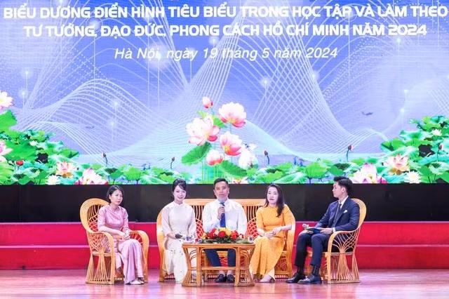 Các đảng viên được tuyên dương giao lưu tại chương trình. Ảnh: TUẤN MINH