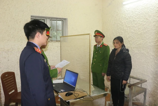 Cơ quan chức năng đọc lệnh khởi tố bị can đối với Dương Thị Phương (Ảnh Công an)