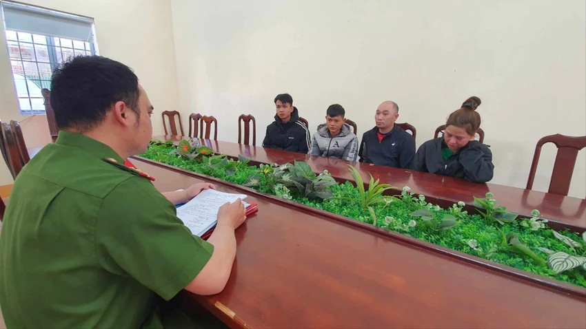 Các nghi phạm tại cơ quan công an. Ảnh: S.Đ