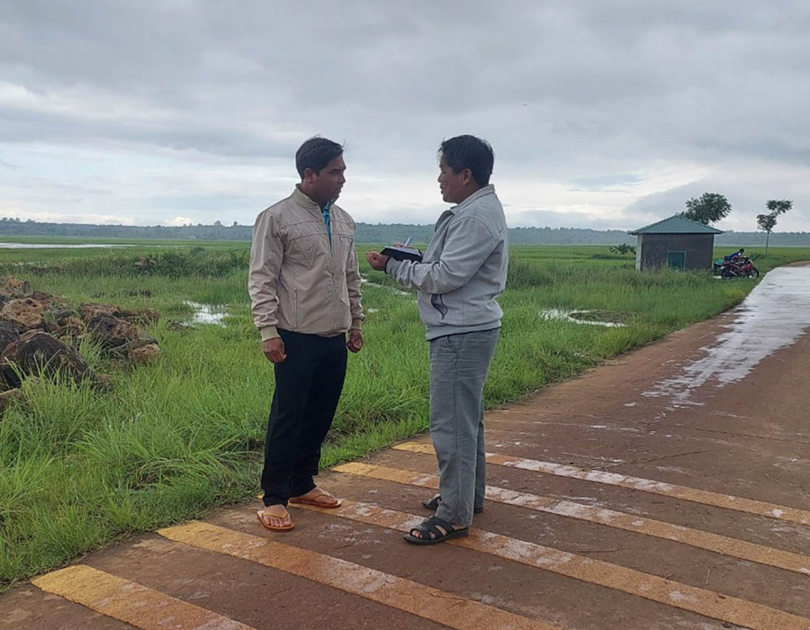 Ông Sing- Bí thư Chi bộ kiêm Trưởng thôn Dôr1 trao đổi cùng phóng viên. Ảnh: Nguyễn Hồng Ông Sing- Bí thư Chi bộ kiêm Trưởng thôn Dôr1 trao đổi cùng phóng viên. Ảnh: Nguyễn Hồng
