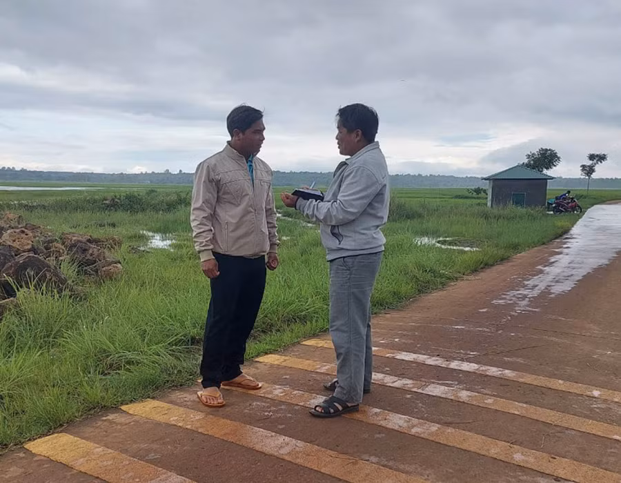 Ông Sing- Bí thư Chi bộ kiêm Trưởng thôn Dôr1 trao đổi cùng phóng viên. Ảnh: Nguyễn Hồng