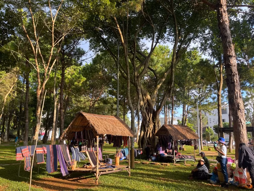 Không gian trưng bày “Thiên đường Tây Nguyên-Gia Lai” tại Quảng trường Đại Đoàn Kết (TP. Pleiku) là điểm đến hấp dẫn với du khách. Ảnh: Hoàng Ngọc