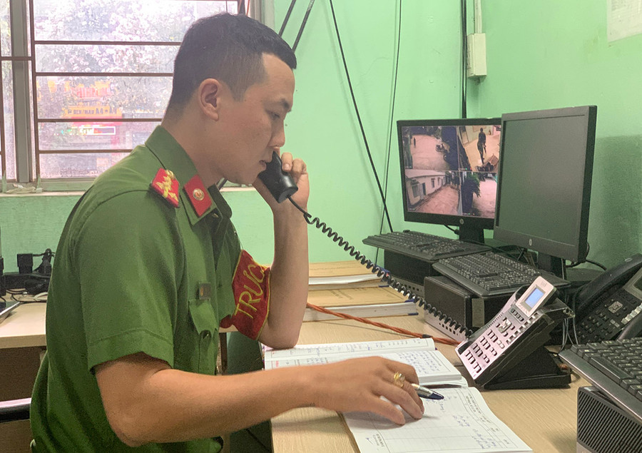 Trực ban Đội Cảnh sát 113 tiếp nhận tin báo của người dân. Ảnh: R.H
