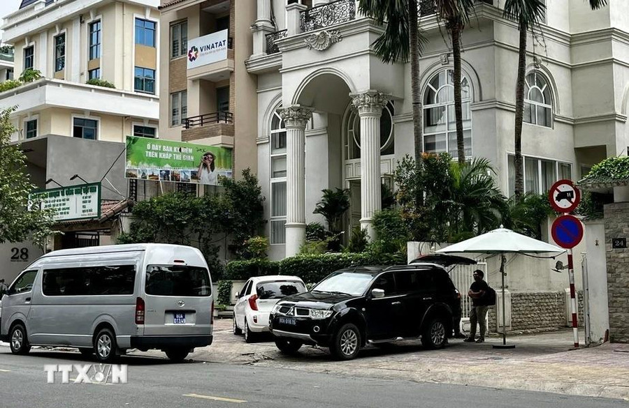 Căn biệt thự của bà Nguyễn Thị Như Loan, Tổng Giám đốc Công ty cổ phần Quốc Cường Gia Lai tại số 26, Trần Quốc Thảo, quận 3, Thành phố Hồ Chí Minh trong thời gian lực lượng chức năng thực hiện khám xét vào ngày 19/7. (Ảnh: TTXVN) Căn biệt thự của bà Nguyễn Thị Như Loan, Tổng Giám đốc Công ty cổ phần Quốc Cường Gia Lai tại số 26, Trần Quốc Thảo, quận 3, Thành phố Hồ Chí Minh trong thời gian lực lượng chức năng thực hiện khám xét vào ngày 19/7. (Ảnh: TTXVN)