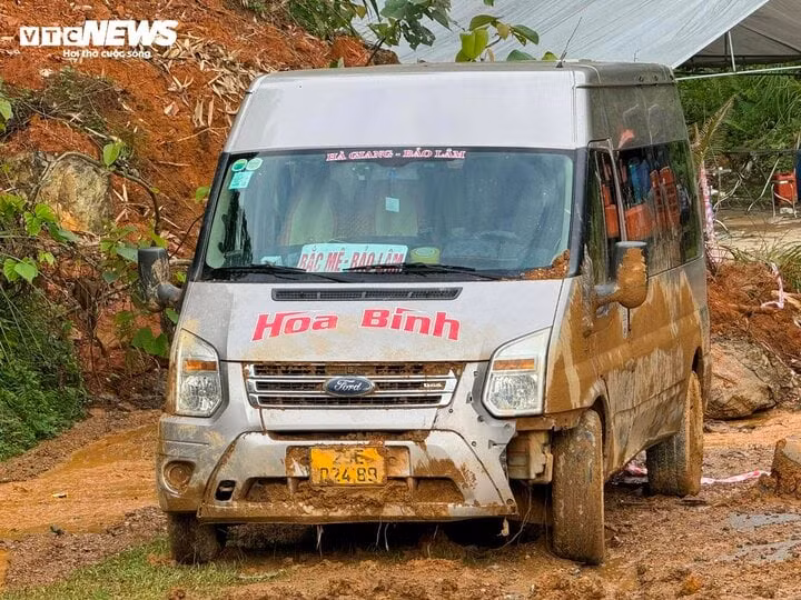 Chiếc xe khách bị đất đá sạt lở, vùi lấp ở Hà Giang.