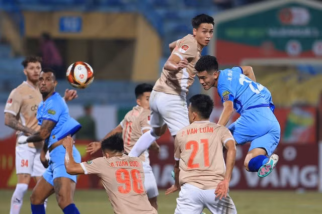 Tiến Linh (phải) liệu có thể giúp B.Bình Dương phục hận trước CAHN?