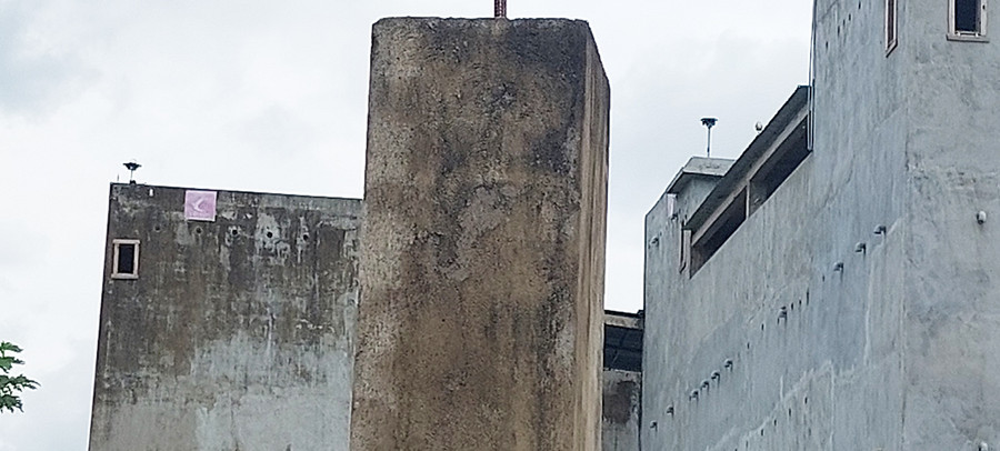 Cơ sở chăn nuôi yến tại xã Ia Dom được xây dựng kiên cố, lắp loa phóng công suất lớn để dẫn dụ chim, gây tiếng ồn ảnh hưởng đến cuộc sống người dân. Ảnh: Thiên Thanh