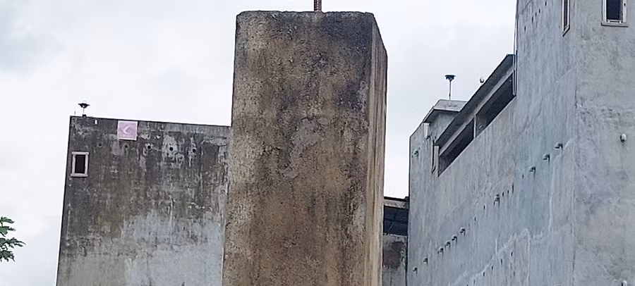 Cơ sở chăn nuôi yến tại xã Ia Dom được xây dựng kiên cố, lắp loa phóng công suất lớn để dẫn dụ chim, gây tiếng ồn ảnh hưởng đến cuộc sống người dân. Ảnh: Thiên Thanh