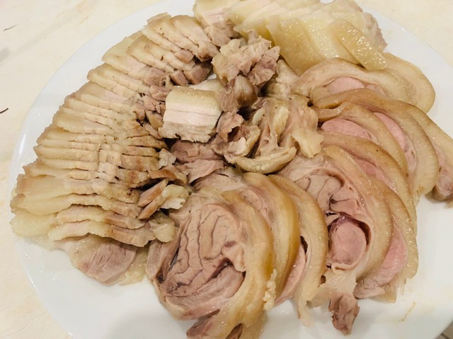 Thói quen ăn mặn và thiếu rau tàn phá sức khỏe như thế nào? - Ảnh 3. Bữa ăn nhiều đạm thiếu rau có thể gây thiếu các vitamin, khoáng chất ảnh hưởng đường ruột, hệ miễn dịch. Ảnh: LÊ CẦM