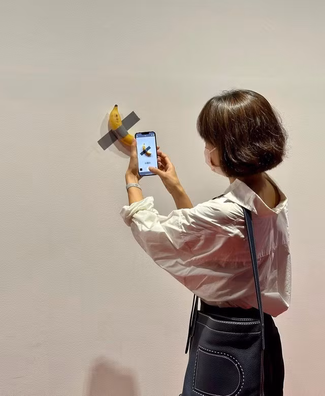 Vốn là người thuộc tuýp người đơn giản nên kiểu tóc ngắn được "nữ hoàng phim hài tình cảm" lựa chọn cũng rất dễ chăm sóc và tạo kiểu. Để tăng sự trẻ trung, cô chọn kiểu tóc mái bằng duỗi thẳng nhuộm màu nâu lạnh