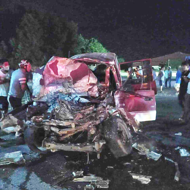 Đối đầu xe khách, ô tô 7 chỗ biến dạng , tài xế chết tại chỗ - Ảnh 1. Xe ô tô 7 chỗ biến dạng sau tai nạn. Ảnh: NGUYỄN TÚ