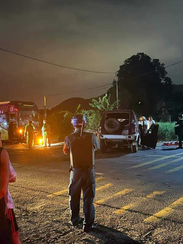 Đối đầu xe khách, ô tô 7 chỗ biến dạng , tài xế chết tại chỗ - Ảnh 2. Hiện trường vụ tai nạn. Ảnh: NGUYỄN TÚ