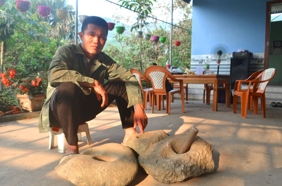 Anh Ngân Văn Hùng ở bản Đồng Kho - Đồng Thờ (Tân Kỳ- Nghệ An) đang giữ những hòn đá nghi là hiện vật thời tiền sử. Ảnh: Hà Thủy Anh Ngân Văn Hùng ở bản Đồng Kho - Đồng Thờ (Tân Kỳ- Nghệ An) đang giữ những hòn đá nghi là hiện vật thời tiền sử. Ảnh: Hà Thủy