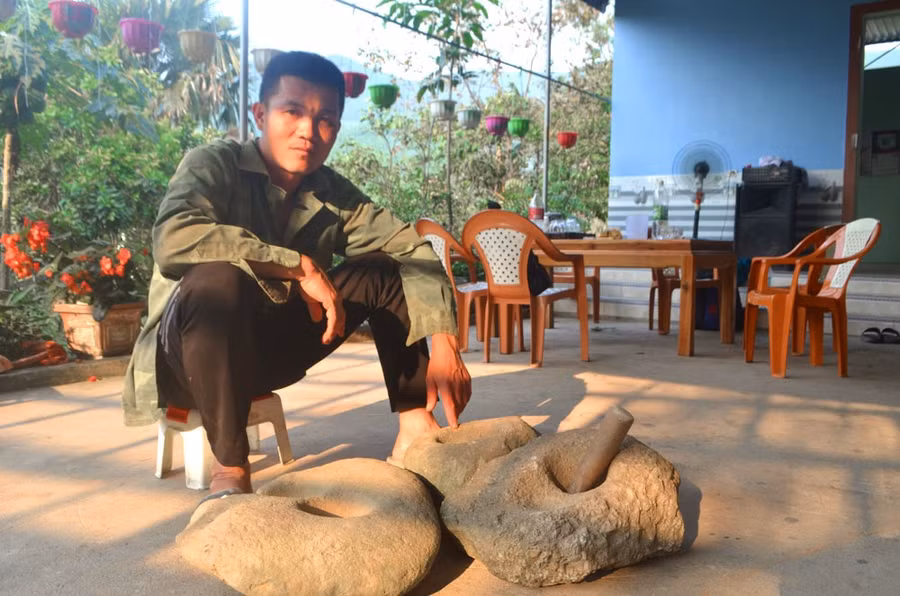 Anh Ngân Văn Hùng ở bản Đồng Kho - Đồng Thờ (Tân Kỳ- Nghệ An) đang giữ những hòn đá nghi là hiện vật thời tiền sử. Ảnh: Hà Thủy