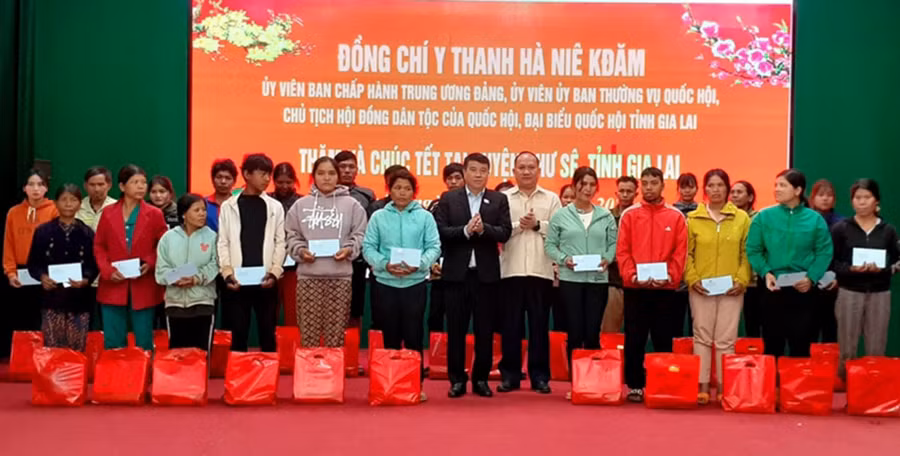 Chủ tịch Hội đồng Dân tộc của Quốc hội Y Thanh Hà Niê Kđăm (hàng trước, thứ 6 từ trái sang) và Phó Bí thư Tỉnh ủy Rah Lan Chung (hàng trước, thứ 7 từ trái sang) tặng quà cho hộ nghèo huyện Chư Sê. Ảnh: Hoàng Viên