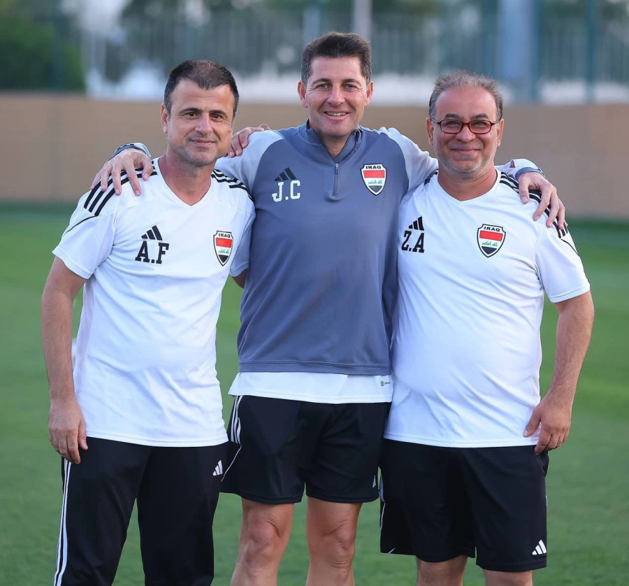 HLV đội Iraq (giữa). Ảnh: IFA HLV đội Iraq (giữa). Ảnh: IFA