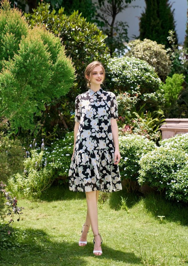 Bật mood cho những ngày đi làm đầy hứng khởi với mẫu váy sơ mi xếp tầng in hoa to bản. Sử dụng bản phối hoa trắng trên nền vải đen dịu dàng và nịnh mắt, phom dáng suông rộng rãi cùng chất liệu vải mềm mại đã mang đến cho nàng sự thoải mái tuyệt đối. Chi tiết cổ bẻ tạo điểm nhấn khiến tổng thể thêm thanh lịch và hài hòa Bật mood cho những ngày đi làm đầy hứng khởi với mẫu váy sơ mi xếp tầng in hoa to bản. Sử dụng bản phối hoa trắng trên nền vải đen dịu dàng và nịnh mắt, phom dáng suông rộng rãi cùng chất liệu vải mềm mại đã mang đến cho nàng sự thoải mái tuyệt đối. Chi tiết cổ bẻ tạo điểm nhấn khiến tổng thể thêm thanh lịch và hài hòa