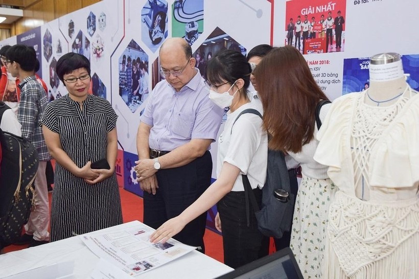 PGS.TS Huỳnh Quyết Thắng - Giám đốc Đại học Bách Khoa Hà Nội động viên sinh viên tham gia nghiên cứu khoa học và khởi nghiệp, sáng tạo. Ảnh: Bích Hà PGS.TS Huỳnh Quyết Thắng - Giám đốc Đại học Bách Khoa Hà Nội động viên sinh viên tham gia nghiên cứu khoa học và khởi nghiệp, sáng tạo. Ảnh: Bích Hà