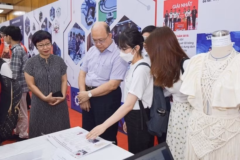 PGS.TS Huỳnh Quyết Thắng - Giám đốc Đại học Bách Khoa Hà Nội động viên sinh viên tham gia nghiên cứu khoa học và khởi nghiệp, sáng tạo. Ảnh: Bích Hà