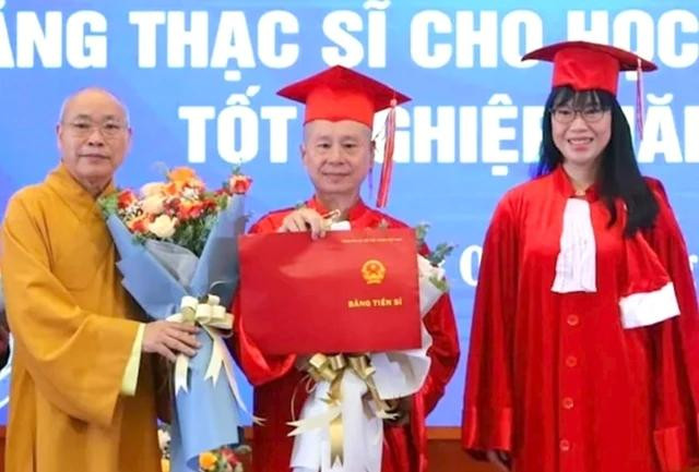Thượng tọa Thích Chân Quang (giữa) trong lễ nhận bằng tiến sĩ của Trường ĐH Luật Hà Nội cấp. Ảnh TƯ LIỆU