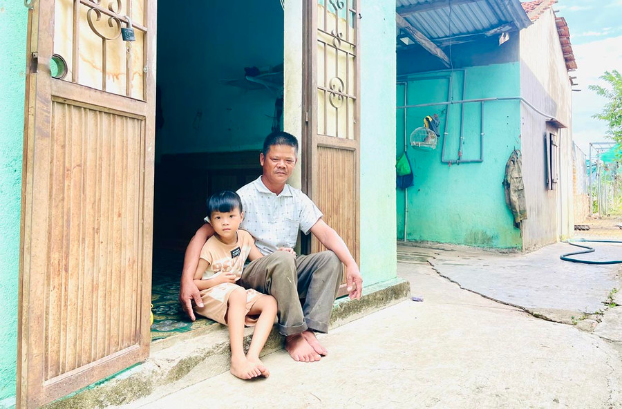 Ông Vũ Văn Lâm rầu rĩ vì không có điều kiện rút GCNQSDĐ để vay vốn. Ảnh: H.T