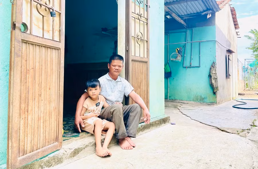 Ông Vũ Văn Lâm rầu rĩ vì không có điều kiện rút GCNQSDĐ để vay vốn. Ảnh: H.T