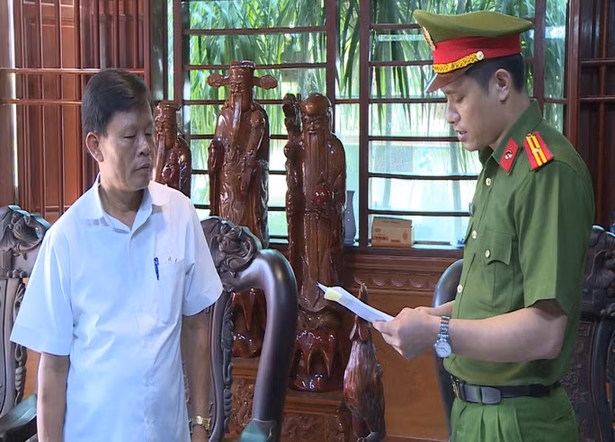 Thi hành lệnh khởi tố, bắt tạm giam Lê Chí Cường. Ảnh: Công an Thanh Hóa