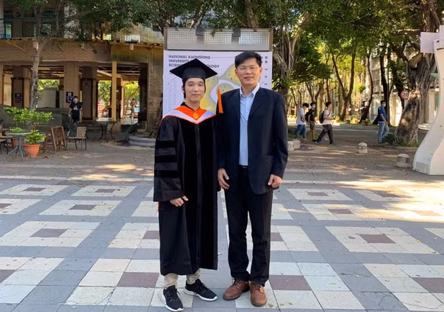 PGS-TS Trần Anh Sơn (trái) chụp ảnh cùng GS Te-Hua Fang