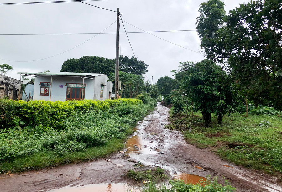 Nhiều tuyến đường giao thông ở làng O Bung (xã Ia Ko, huyện Chư Sê) còn là đường đất nên gây khó khăn cho người dân đi lại. Ảnh: L.N Nhiều tuyến đường giao thông ở làng O Bung (xã Ia Ko, huyện Chư Sê) còn là đường đất nên gây khó khăn cho người dân đi lại. Ảnh: L.N