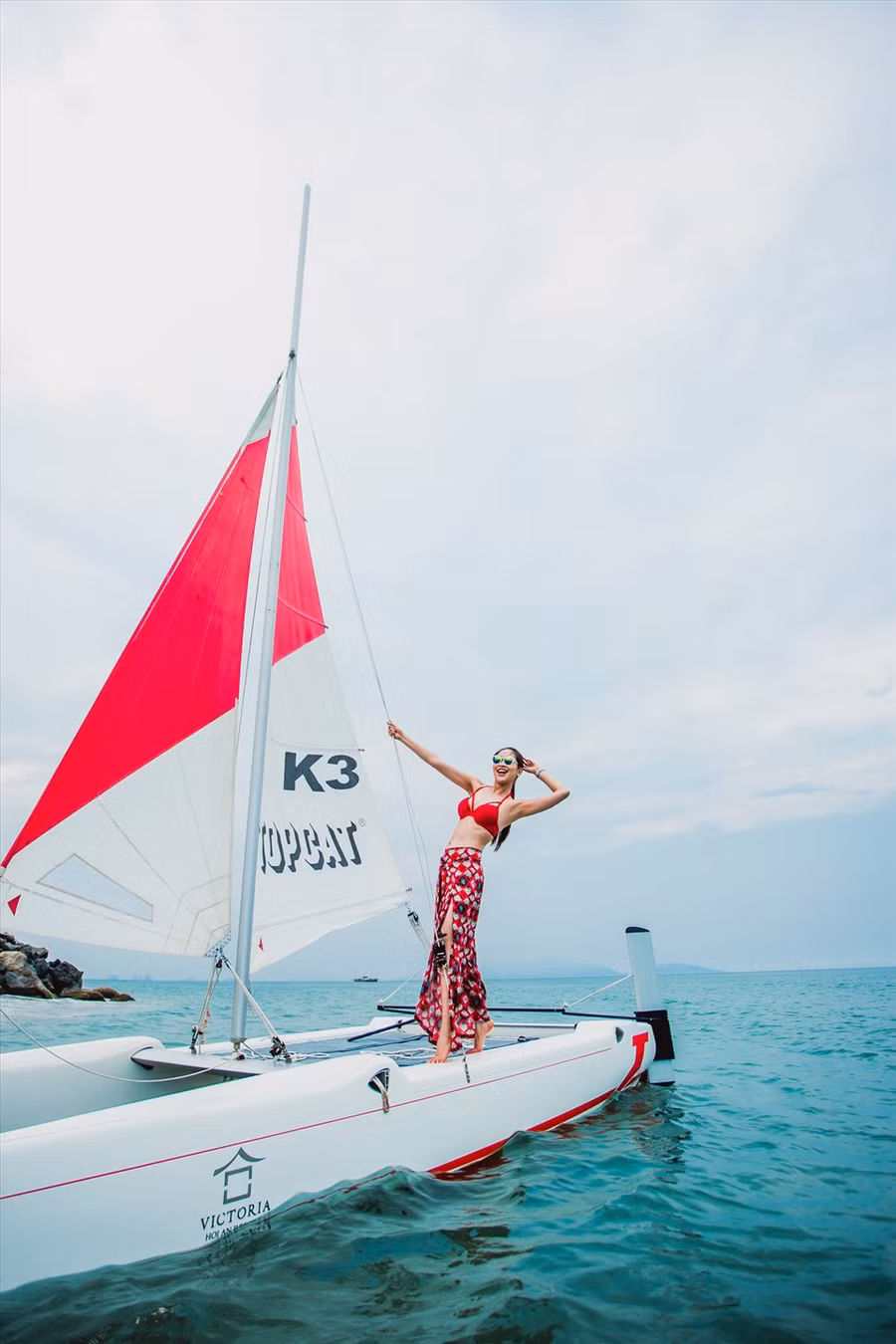 Đi thuyền catamaran trên biển.